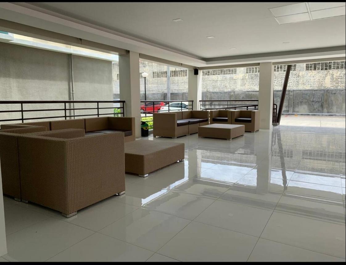 One Spatial Two Bedroom Condominium Unit With Pool And Gym Free Netflix And Wifi Iloilo City Dış mekan fotoğraf