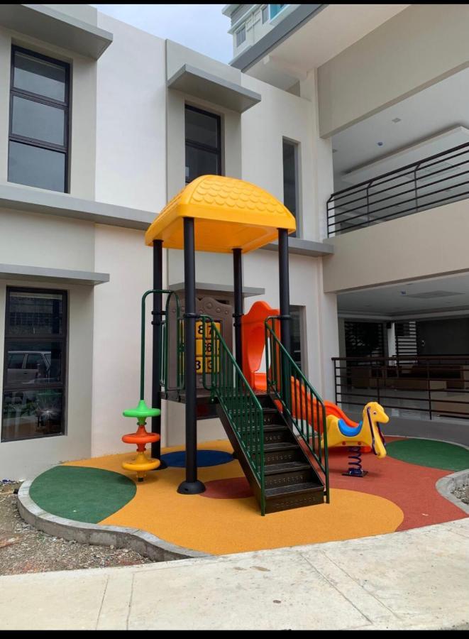 One Spatial Two Bedroom Condominium Unit With Pool And Gym Free Netflix And Wifi Iloilo City Dış mekan fotoğraf