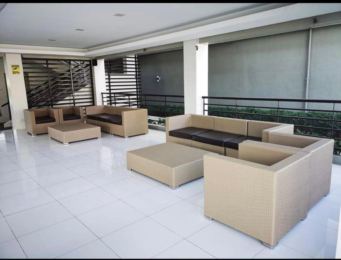 One Spatial Two Bedroom Condominium Unit With Pool And Gym Free Netflix And Wifi Iloilo City Dış mekan fotoğraf